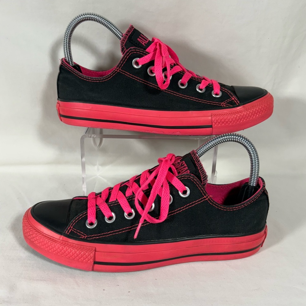 Converse CTAS Black/Fuchsia Low Top Unisex Sneakers M's 5/W's 7